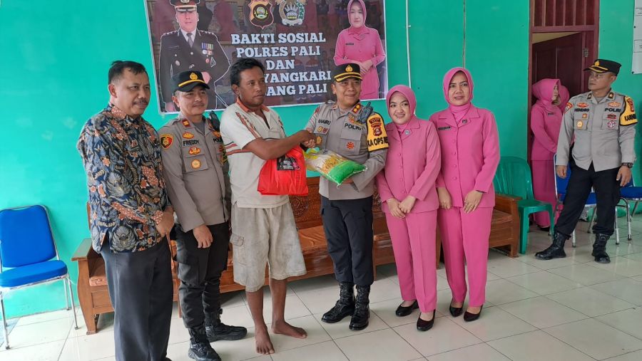 Ringankan Masyarakat Terdampak Banjir, Kapolres PALI Didampingi Ketua Bhayangkari Berikan Bansos