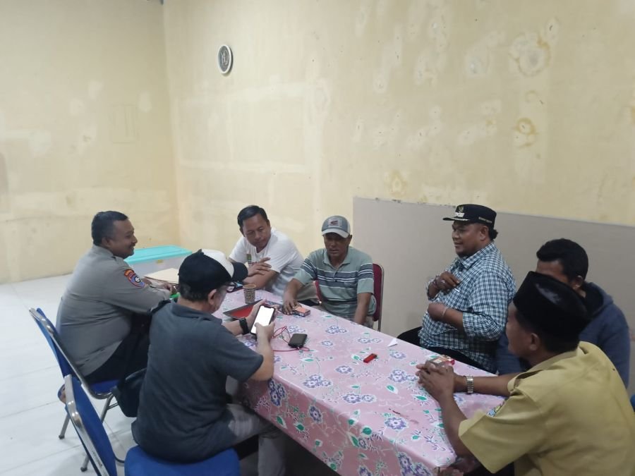 Sambang Kamtibmas di Kantor Desa Ketapang Bhabinkamtibmas Polsek Mauk Himbau Warga Jaga Keamanan