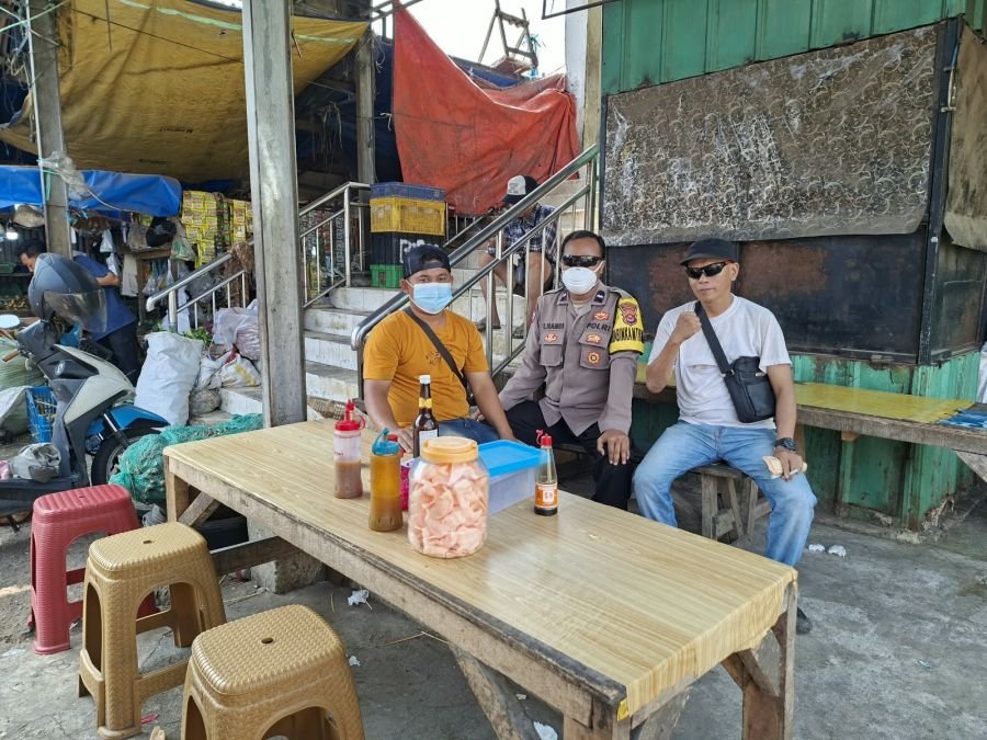 Sambang Warga, Bhabinkamtibmas Desa Cikupa Imbau Masyarakat Gunakan Masker