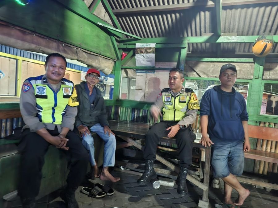Sambangi Pos Satkamling, Bhabinkamtibmas Polsek Cikupa Ajak Warga Jaga Keamanan Lingkungan