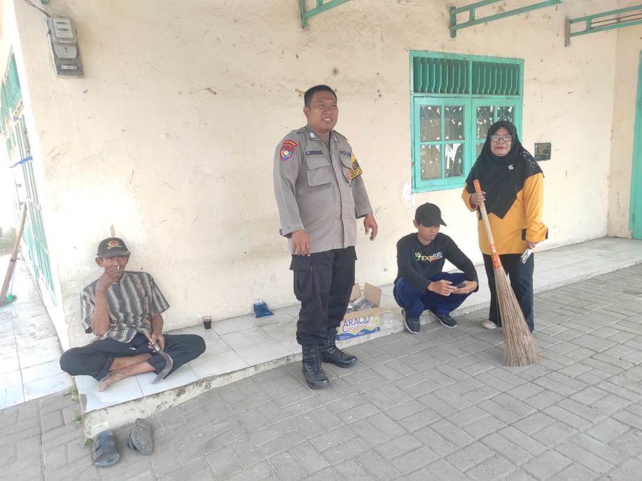 Sambangi Warga, Bhabinkamtibmas Bripka Geri Ajak Jaga Kamtibmas dan Sosialisasikan Call Center 110