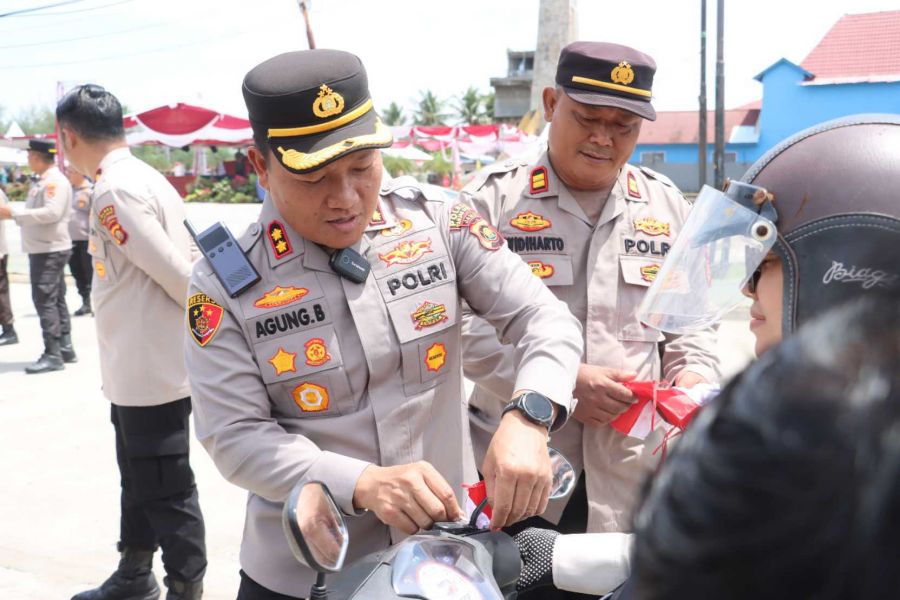 Sambut HUT RI ke-80, Polres Tanjab Barat Bagikan 80 Bendera Merah Putih kepada Pengguna Jalan