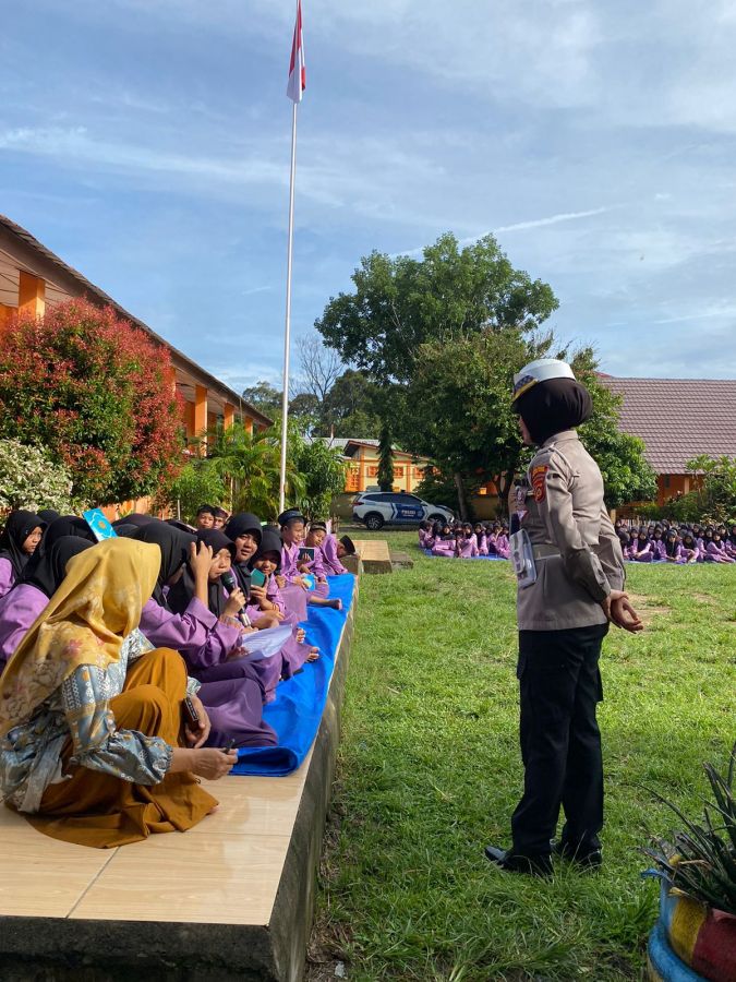 Sat Lantas Polres Muara Enim Mengedukasi dan Beri Pemahaman Tentang Lalu Lintas Kepada Pelajar
