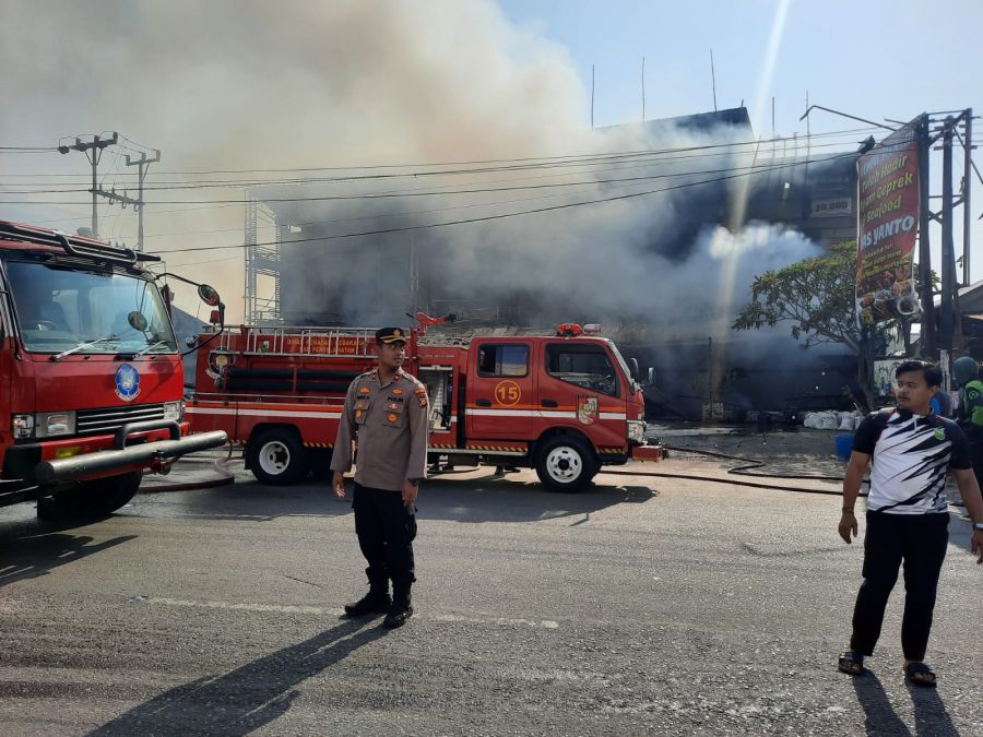 Seafood dan Resto Ayam Geprek Hangus Terbakar, Api Berasal Dari Dapur