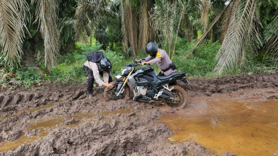 Semangat dan Perjuangan Tinggi, Polisi Riau Dalam Sosialisi Pemilu di Daerah Terluar di Bengkalis