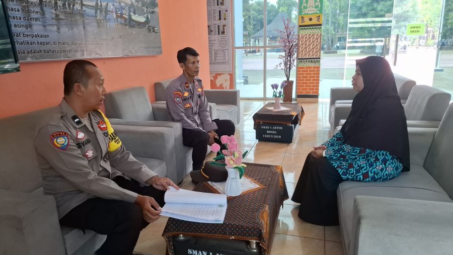 Silaturahmi Bhabinkamtibmas Polsek Anyar Kepada Dewan Guru
