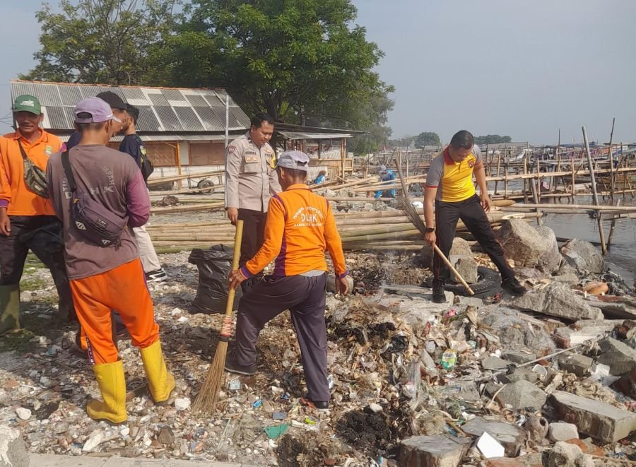 Sinergi TNI-Polri dan Pelajar, Korvey Indonesia Asri Bersihkan Pantai Tanjung Kait