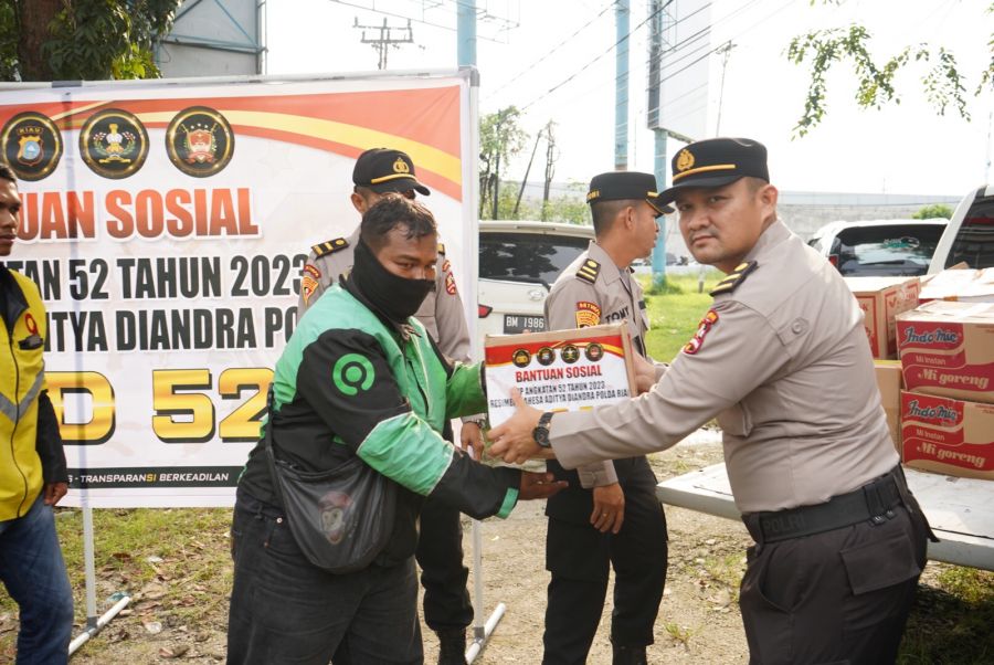 Siswa Inspektur Polisi Angkatan 52 Salurkan Puluhan Paket Sembako