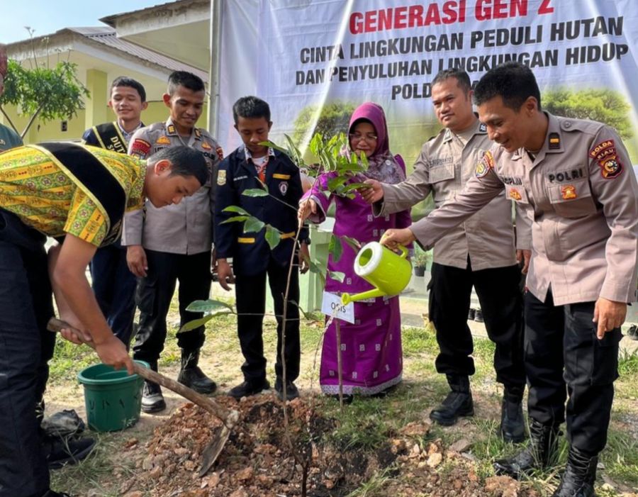 SMA Negeri 16 Pekanbaru Jadi Lokasi Edukasi Green Policing, Penghijauan, dan Cinta Lingkungan