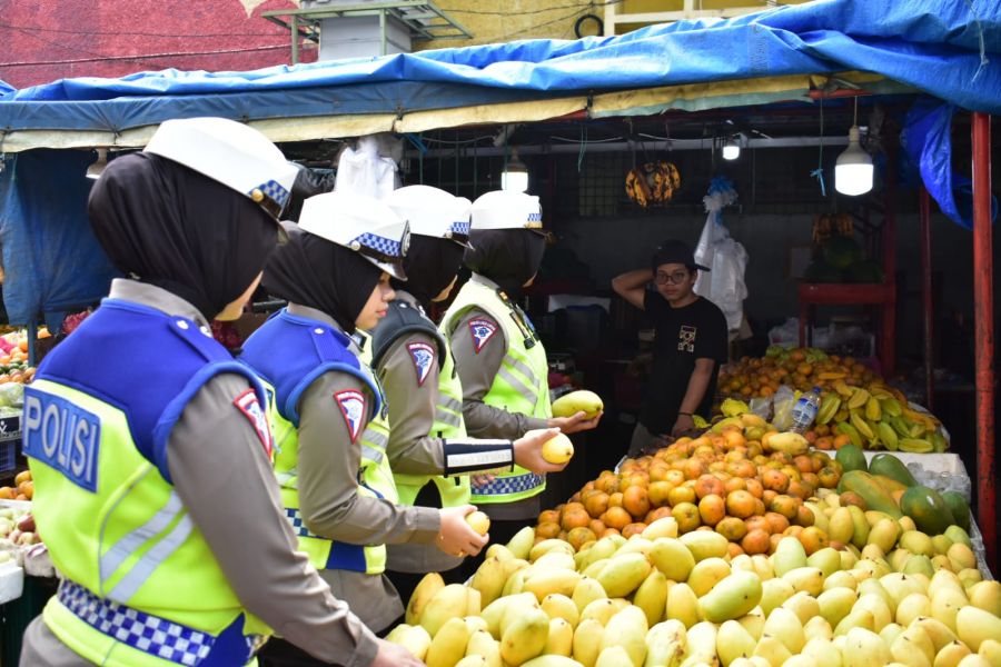 Srikandi Polresta Pekanbaru Patroli Jalan Pantau Keramaian di Pasar Sago