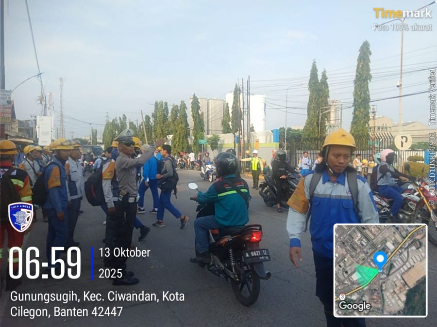 Strong point di Simpang Brown, personel Polsek Ciwandan berikan pelayanan kamseltibcar
