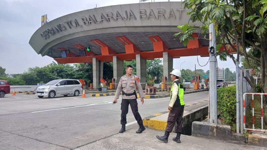 Subsatgas Binmas Satgas Preemtif Sosialisasikan Mudik Aman di Gerbang Tol Balaraja Barat