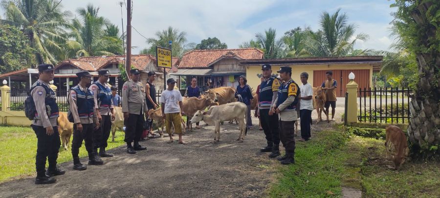 Tanggap Bencana, Kapolsek Tanah Abang Bersama Bhabinkamtibmas Lakukan Evakuasi Hewan