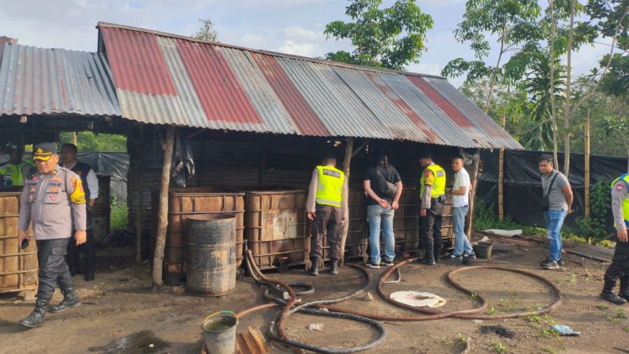 Tim Gabungan Polres Muara Enim melakukan penindakan Gudang BBM ilegal di Gelumbang