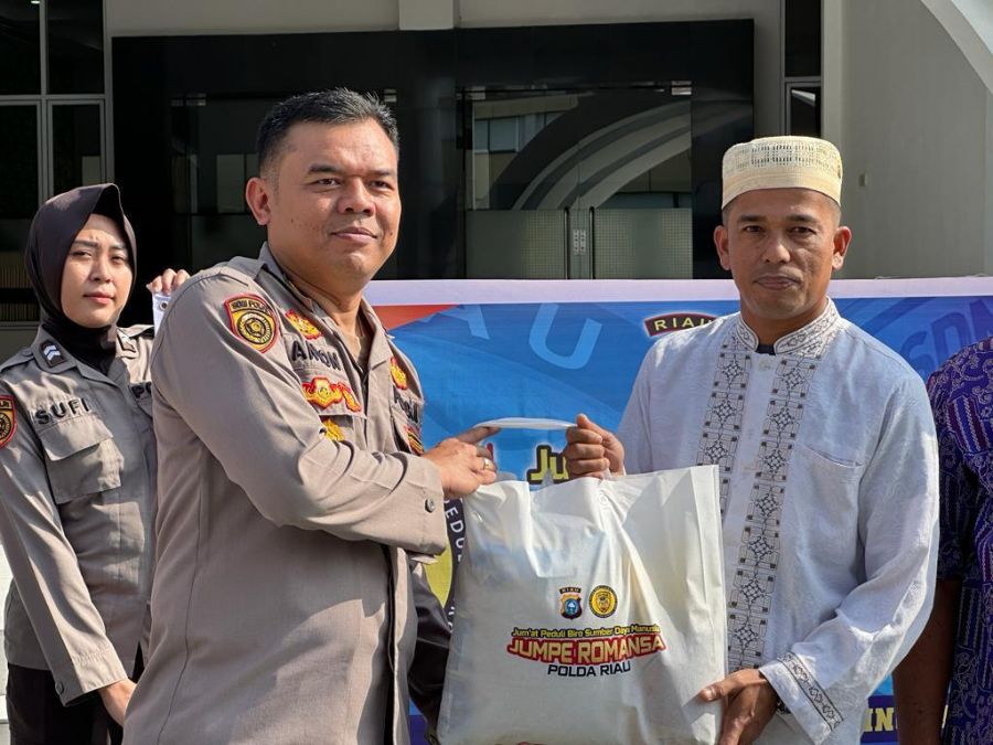 Tim Jumpe Romansa Polda Riau Salurkan Sembako ke Masjid Selama Ramadhan 2023