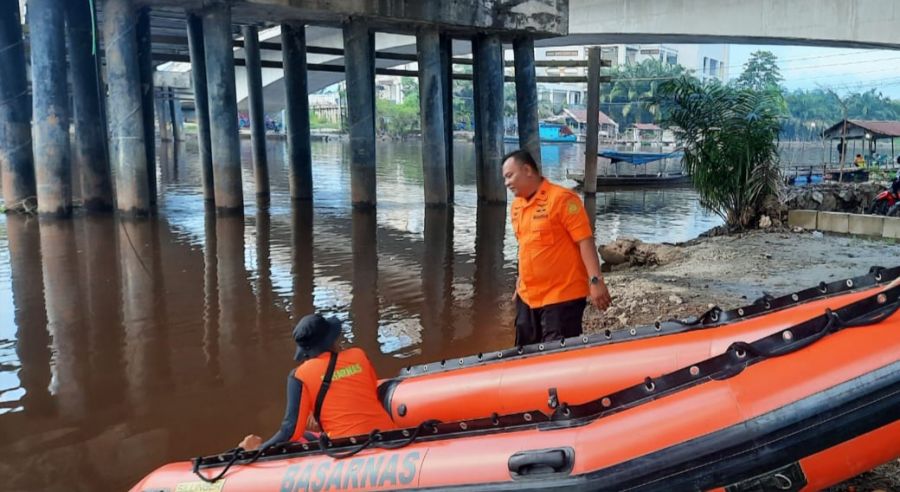 Tim SAR Mencari Seorang Warga Tenggelam di Sungai Siak, Usai Terjun Dari Jembatan