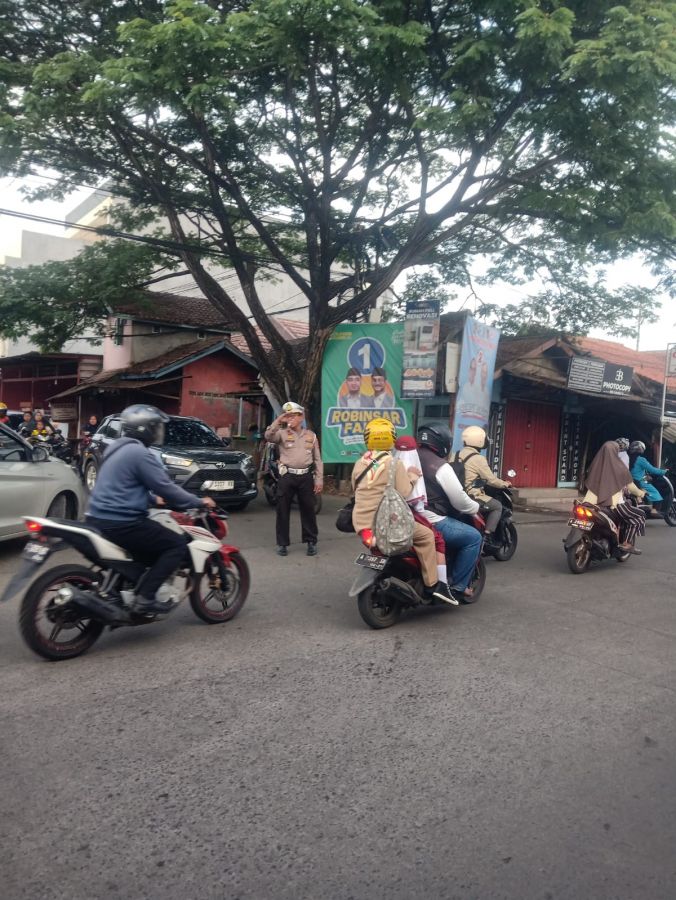 Unit Lantas Polsek Cilegon dan Dishub Urai Kemacetan Pagi Hari