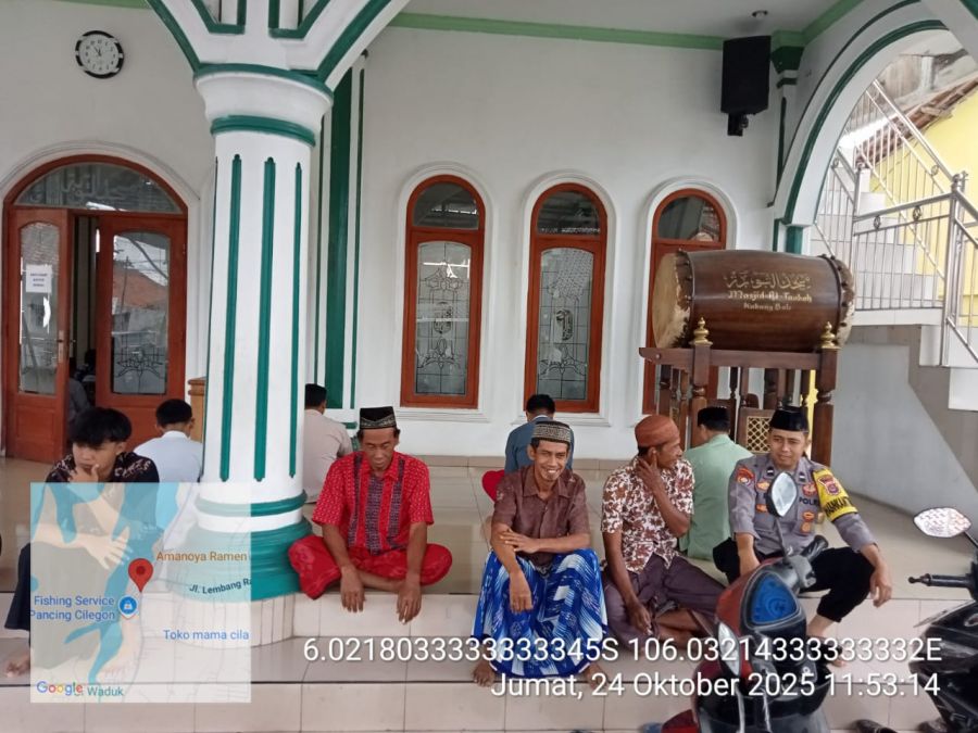 Usai Shalat Berjamaah, Personel Polsek Ciwandan Tegur Sapa Warga untuk Pererat Silaturahmi