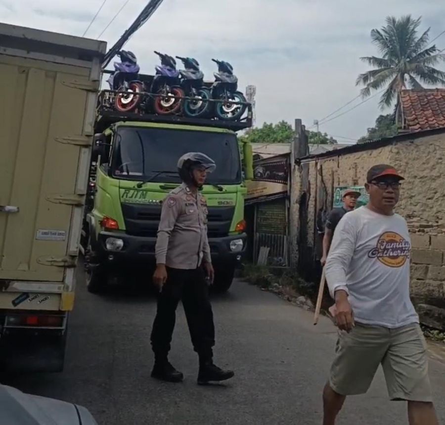 Wujud Kepedulian, Bripka Ilyas Langsung Turun Atur Lalin di Sukamulya