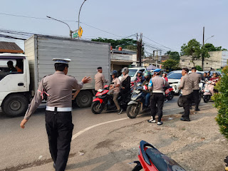 Wujudkan Nasionalisme, Polsek Cikupa Bagi-Bagi Bendera Merah Putih