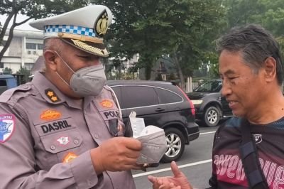 asap-selimuti-pekanbaru-polisi-gerak-bagikan-masker-ke-pengendara