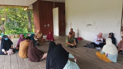 BABINSA DAN BHABINKAMTIBMAS DAMPINGI SOSIALISASI DAN PENDAFTARAN PERLINSOS DI DAIK