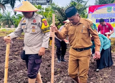 dukung-asta-cita-presiden-polsek-kunto-dan-warga-di-rohuk-tanam-jagung-bersama
