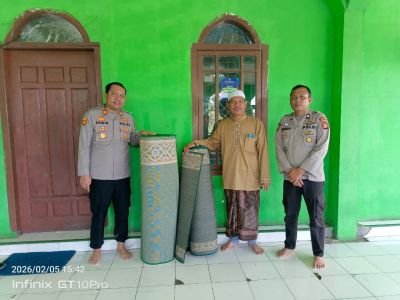 Kapolsek Gunung Megang Salurkan Bantuan Sajadah ke Masjid Al-Ikhlas