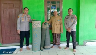 Kapolsek Gunung Megang Salurkan Bantuan Sajadah ke Masjid Al-Ikhlas