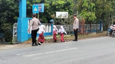 kapolsek-gunung-megang-turun-langsung-atur-lalu-lintas-beri-rasa-aman-pelajar