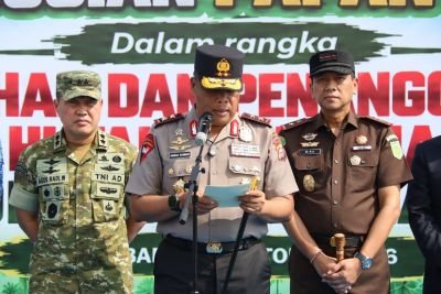 Pangdam XIX/Tuanku Tambusai dan Forkopimda Riau Distribusikan 260 Papan Cegah Karhutla