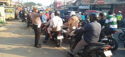 pecak-pagi-polsek-cikupa-aiptu-asep-kushery-atur-lalu-lintas-di-jalan-raya-serang
