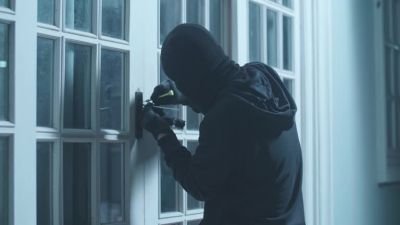 polisi-ciduk-4-orang-curi-ac-sekolah-di-rumbai-demi-main-judi-online