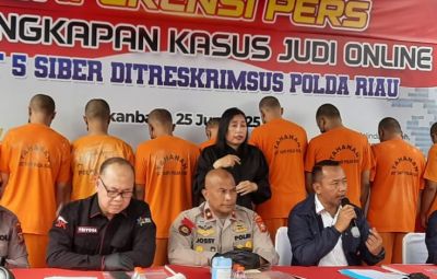 pulang-dari-malaysia-bos-judi-online-omset-36-miliar-langsung-ditangkap-polda-riau
