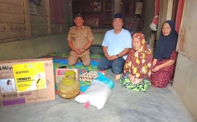 Terharu! Trinovi Sitorus Ganti Seluruh Barang Nenek Ngatini yang Dicuri Maling di Gunung Melayu