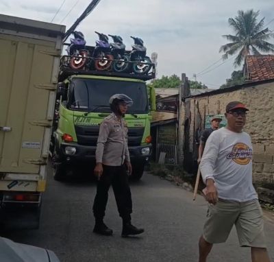 wujud-kepedulian-bripka-ilyas-langsung-turun-atur-lalin-di-sukamulya